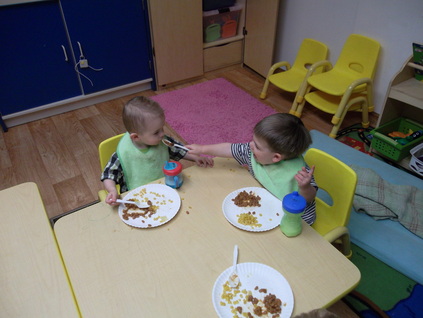 kids eating lunch at daycare